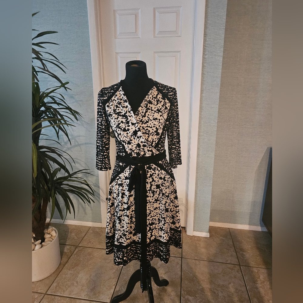 Wrap dress Taylor size 6